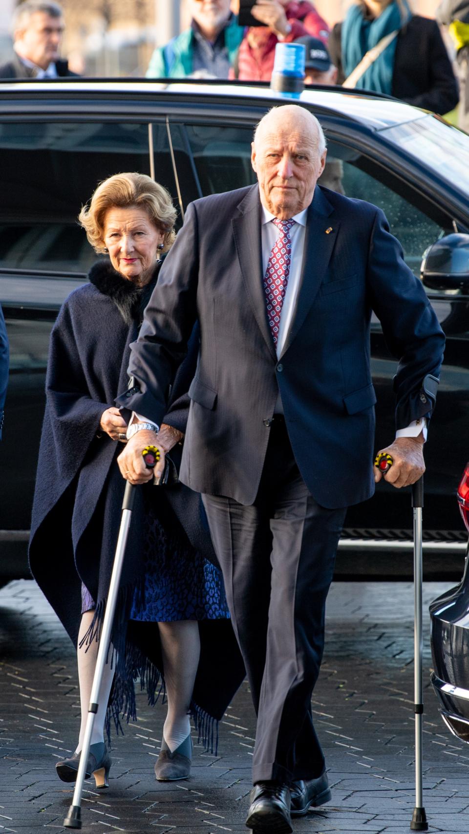 Harald de Noruega en una fotografía tomada en Oslo, en 2021, junto a su mujer.