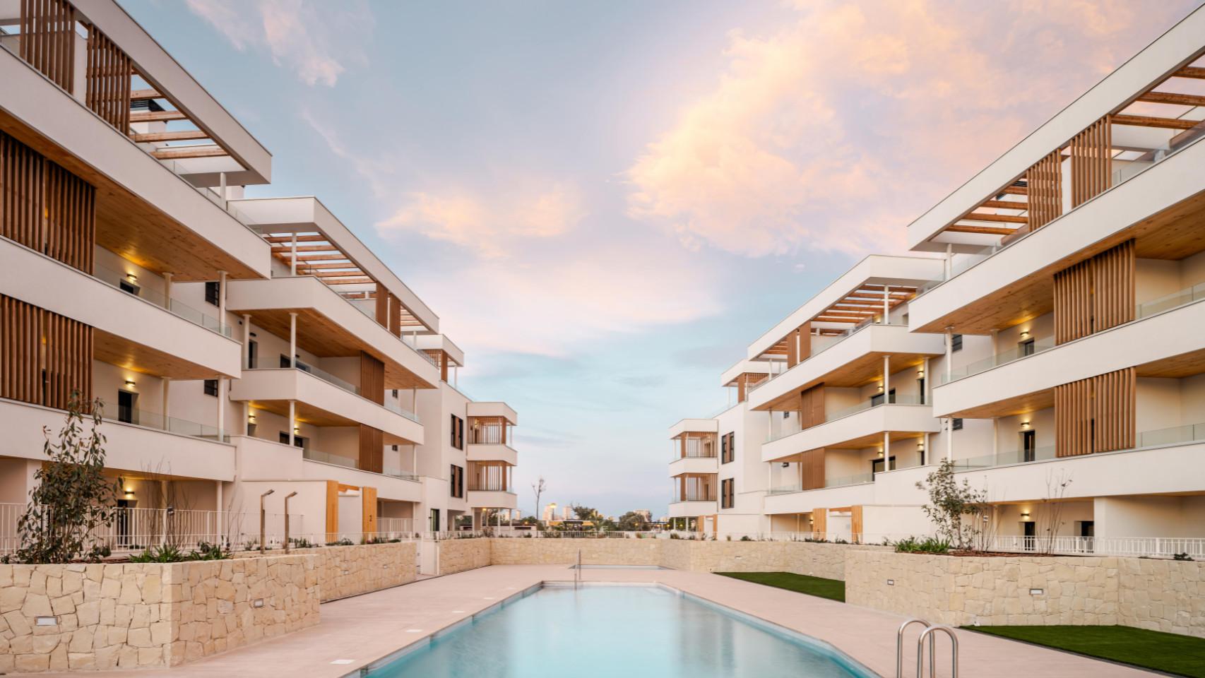 La piscina de la urbanización Fioresta en Alicante.