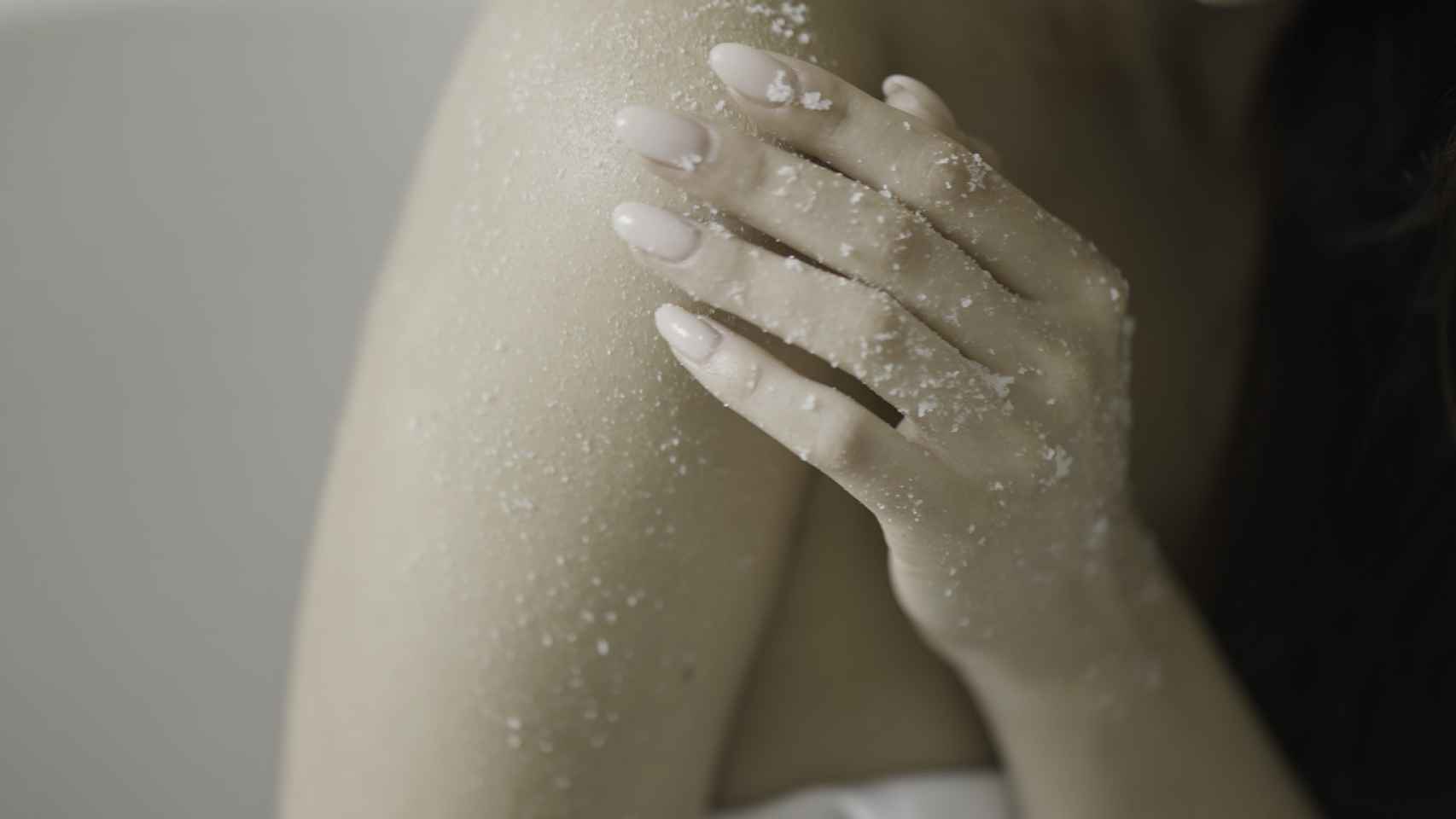 La crema Nivea y el azúcar es una excelente combinación para exfoliar la piel.