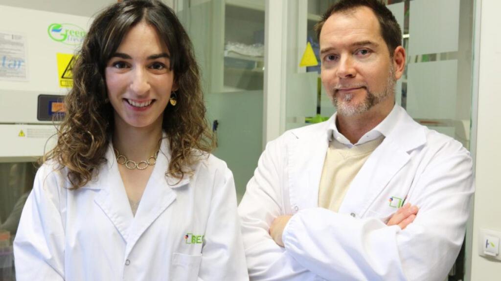 Meritxell Serra, coautora del trabajo, junto a Samuel Sánchez.