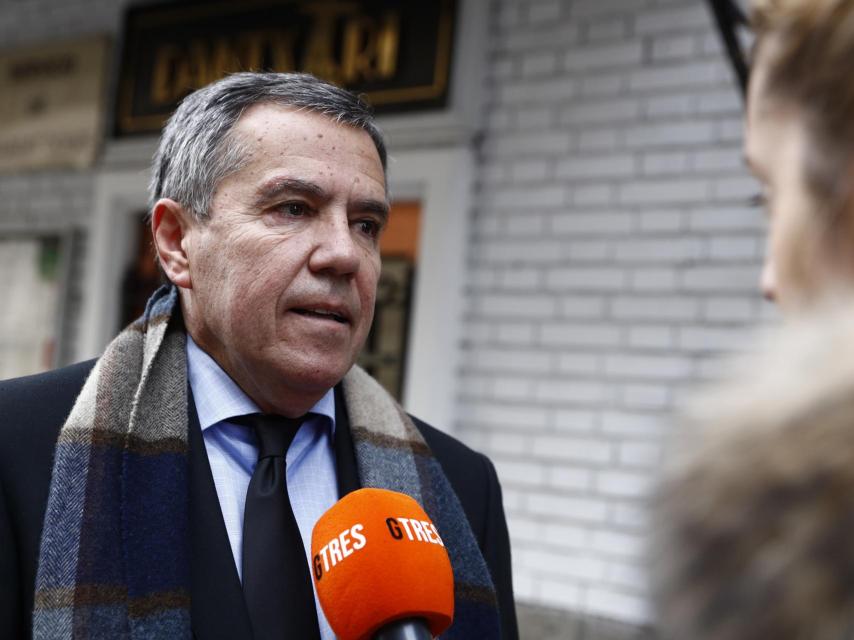 El abogado Fernando Osuna llegando a los juzgados por la supuesta paternidad de Samuel Eto'o en Madrid, en 2020.