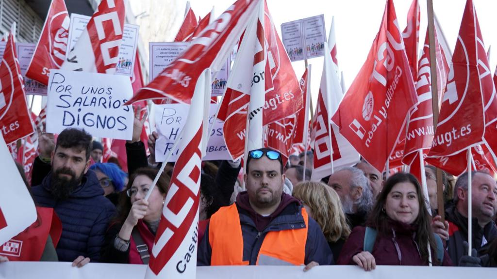 Concentración de CCOO y UGT ante la sede de Plena Inclusión