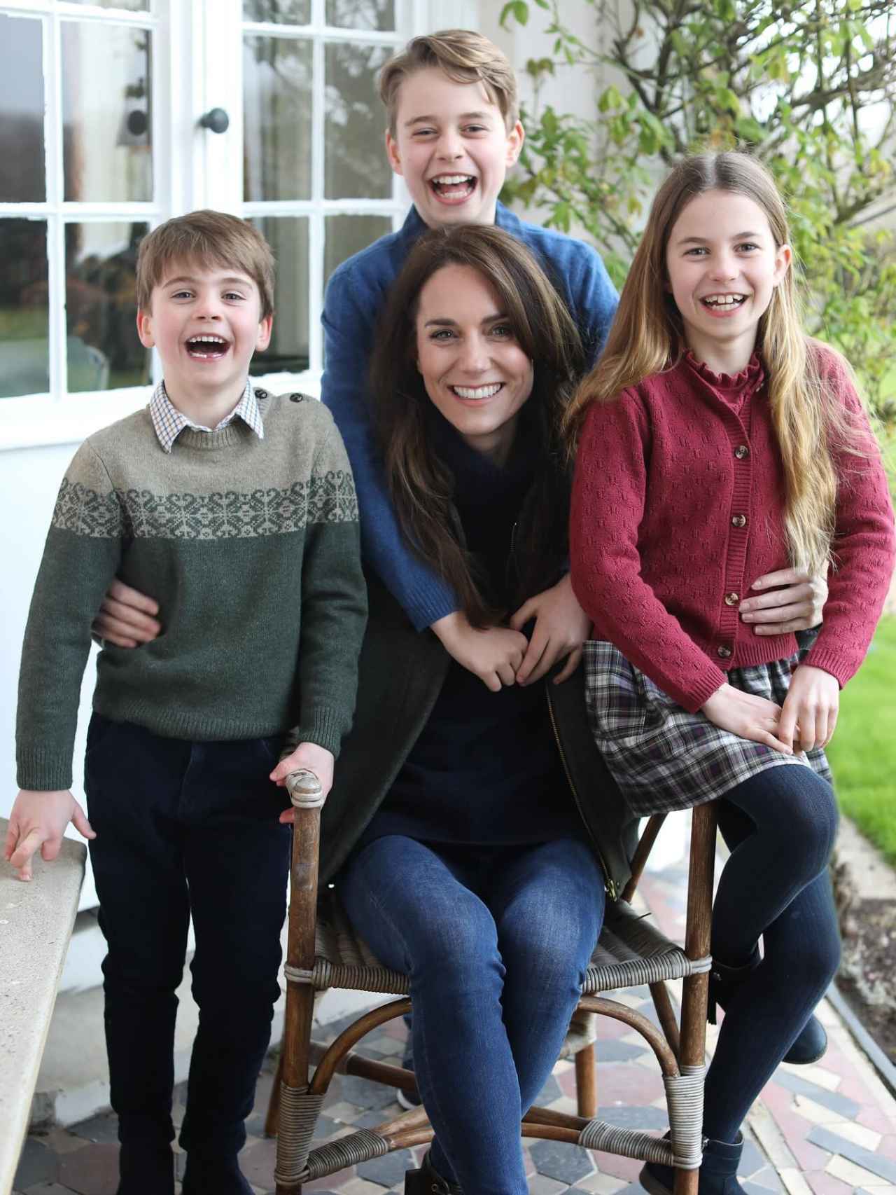 La foto polémica de Kate Middleton y sus tres hijos, los príncipes George, Charlotte y Louis.