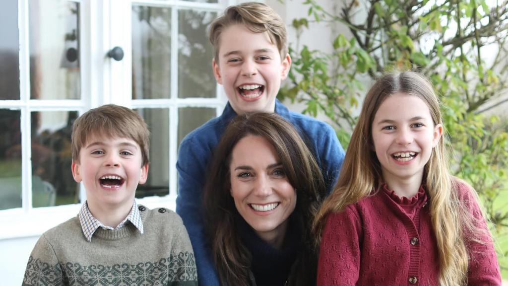 Kate Middleton y sus tres hijos, los príncipes George, Charlotte y Louis.