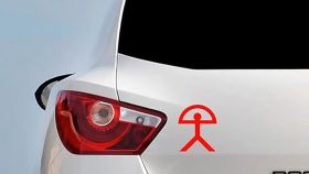 ¿Qué significa este símbolo que llevan los coches en la parte trasera?