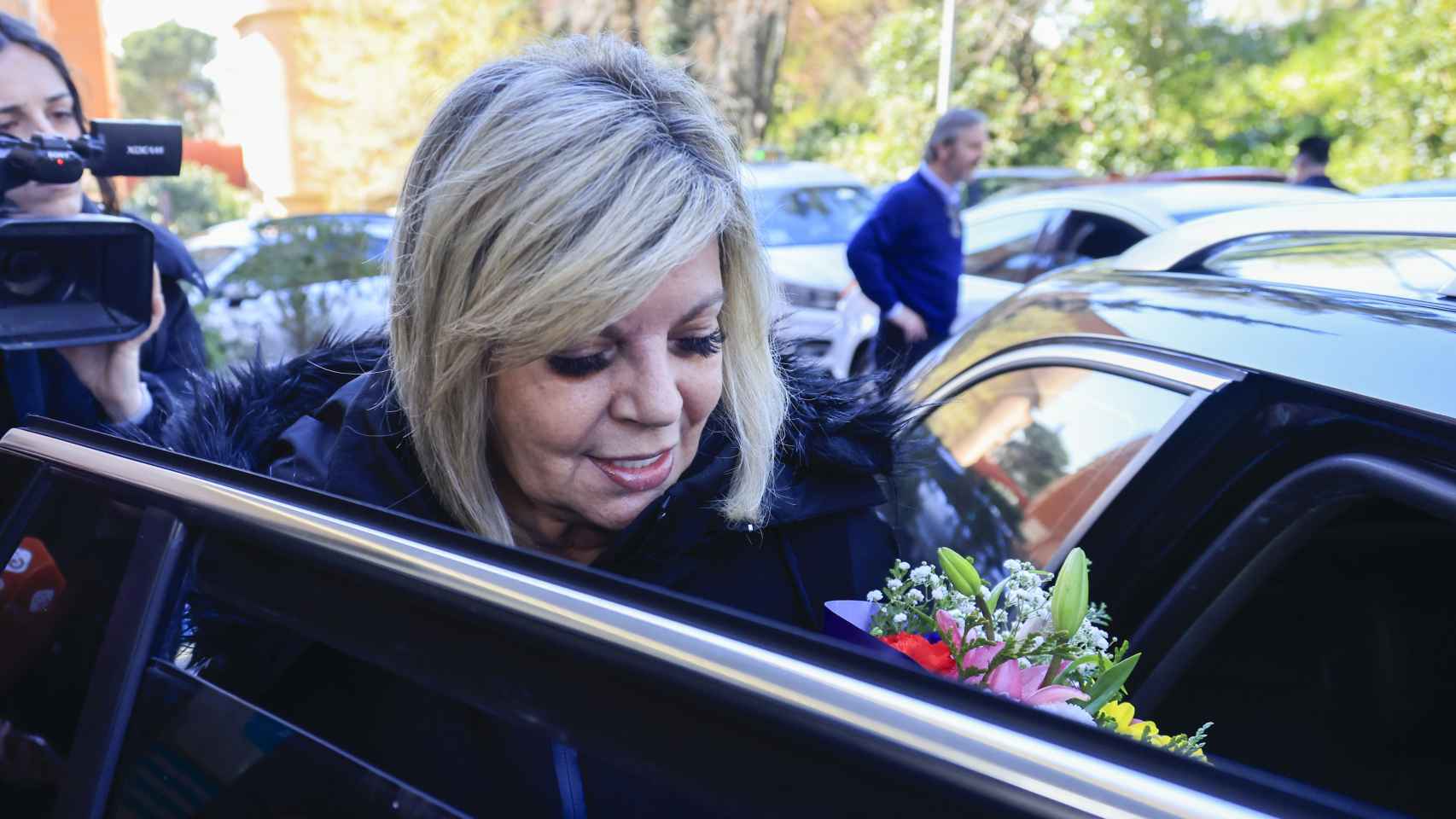 Terelu Campos se sube al coche que la llevará a casa a descansar tras recibir el alta.