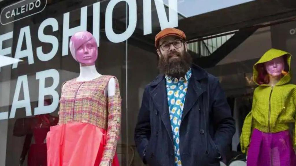 Tristán Ramírez posando para El Español en el nuevo espacio de moda madrileño, Fashion Lab Madrid.