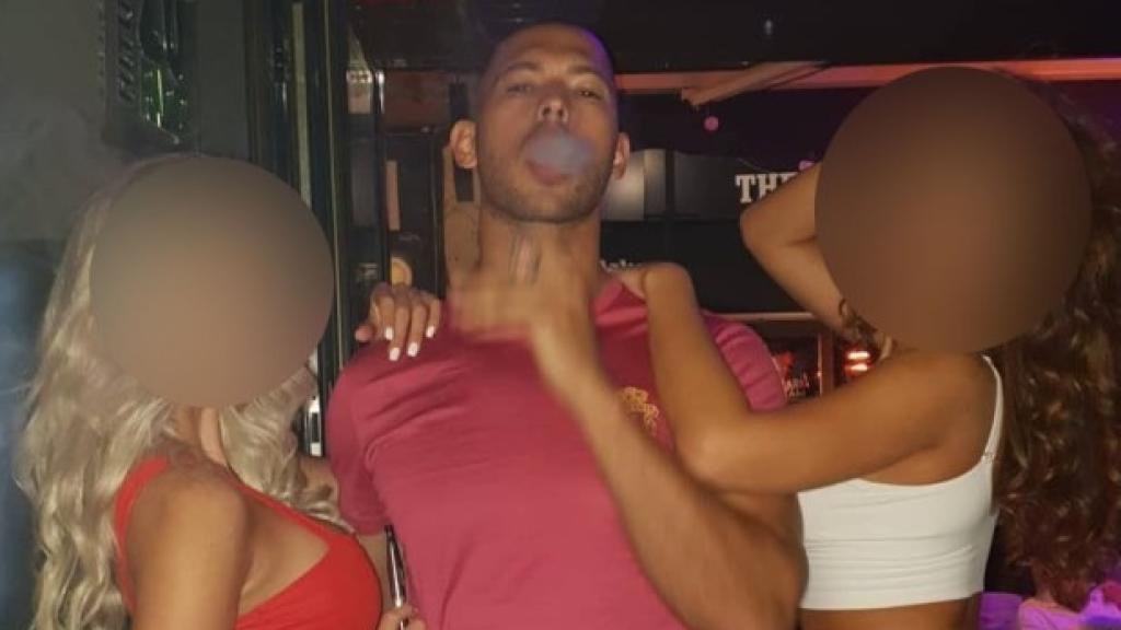 Andrew Tate junto a dos mujeres.