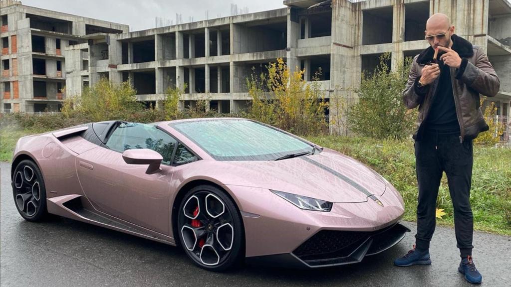 Andrew Tate junto a uno de sus coches.