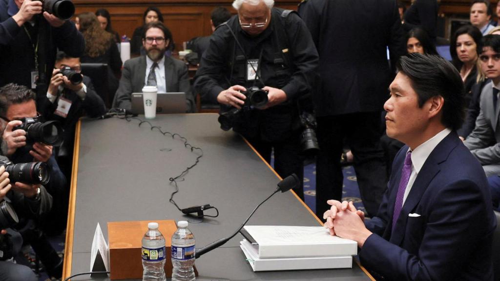 El abogado especial Robert Hur se sienta para testificar, este martes en el Capitolio en Washington.