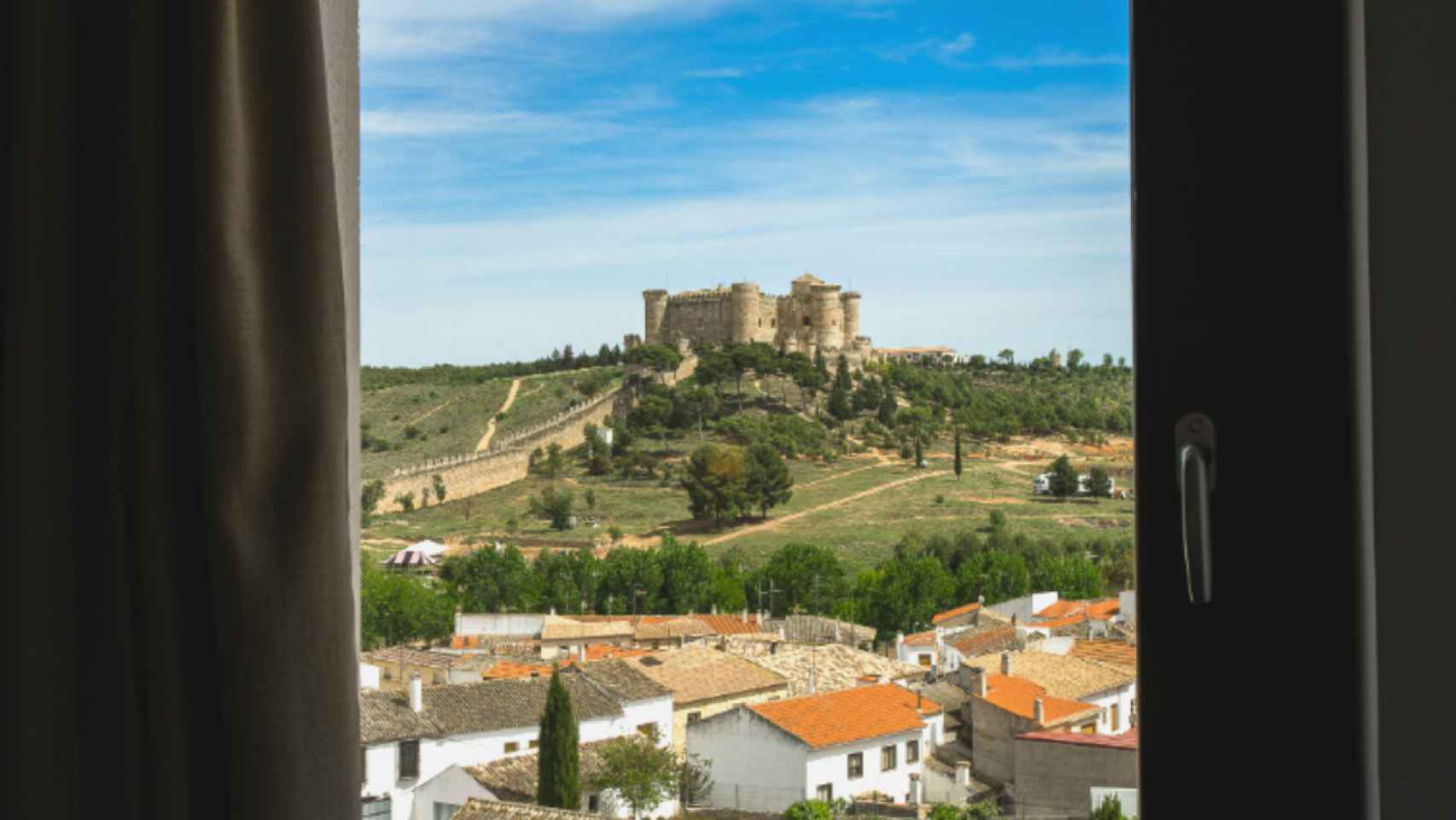 Ventana con vistas al castillo de Belmonte desde el Hotel Spa Palacio del Infante Don Juan Manuel.