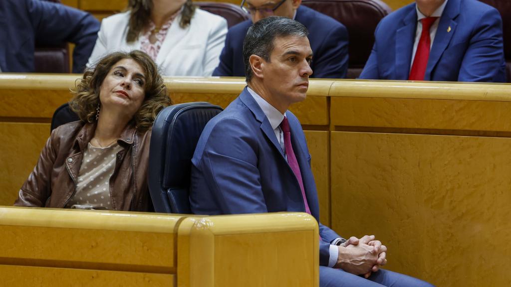 El presidente del Gobierno, Pedro Sánchez (d) y la vicepresidenta María Jesús Montero en la sesión de control al Gobierno.