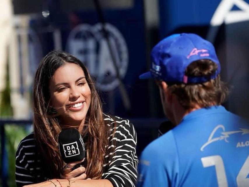 Melissa Jiménez entrevistando a Fernando Alonso en una imagen de sus redes sociales.