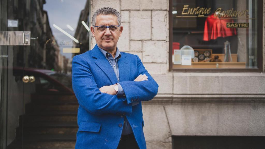 Enrique Gavilanes frente a su sastrería.