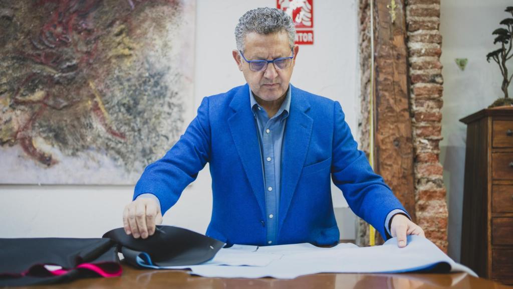 Enrique Gavilanes en su sastrería.