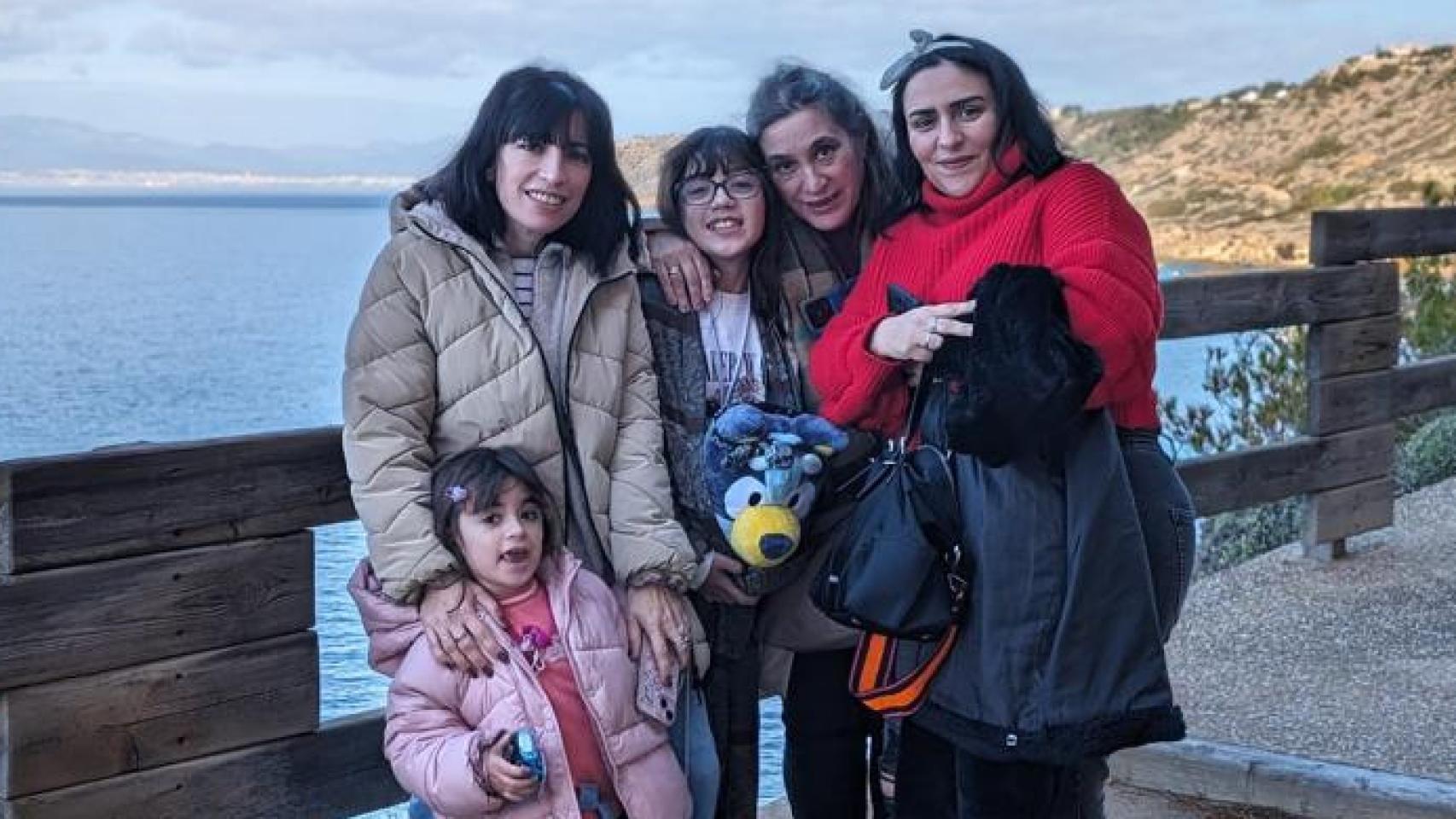 Celia (centro) junto a sus hija Beatriz (de abrigo beige) y Patricia (rojo) y sus nietas Mía y Ada