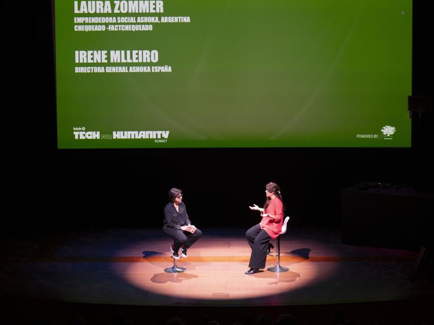 Irene Milleiro y Laura Zommer, fotografiadas en el acto inaugural.