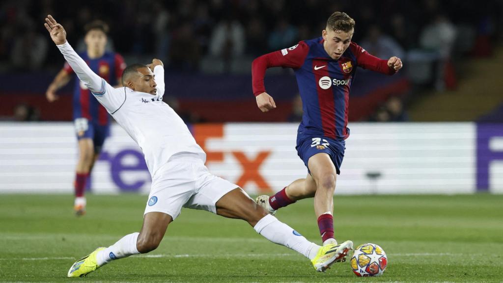 Fermín se marcha de un rival del Nápoles.