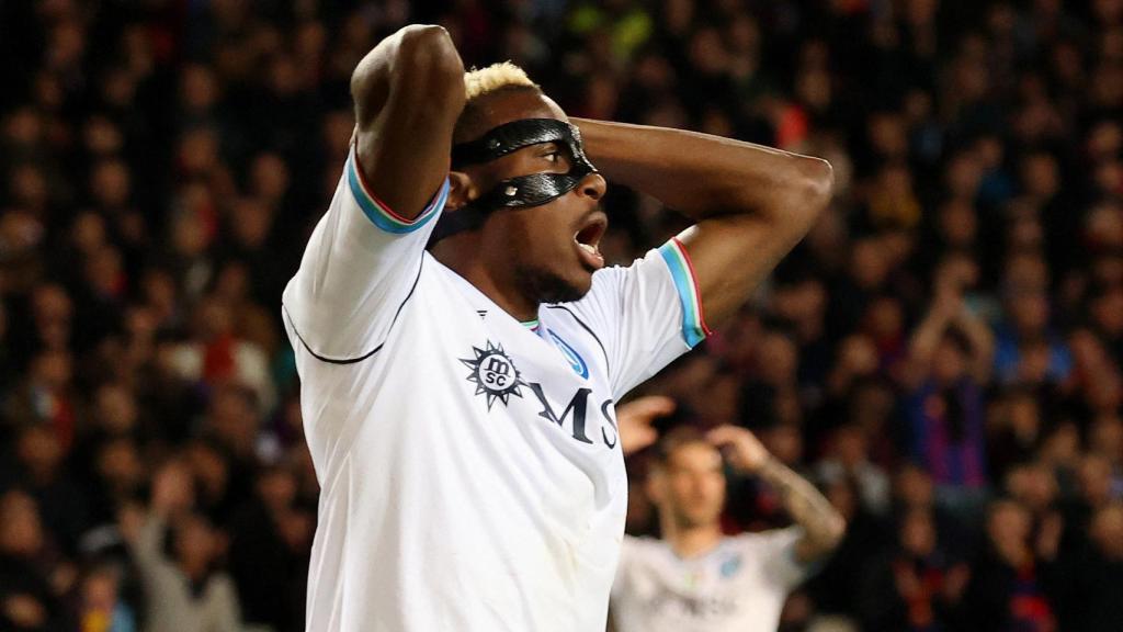 Osimhen se lamenta de una ocasión fallada ante el Barça.