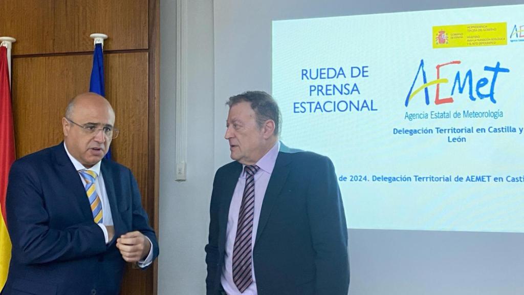 El subdelegado del Gobierno en Valladolid, Jacinto Canales, con el delegado territorial de la Aemet en Castilla y León, Manuel Mora, presentan la previsión de la primavera