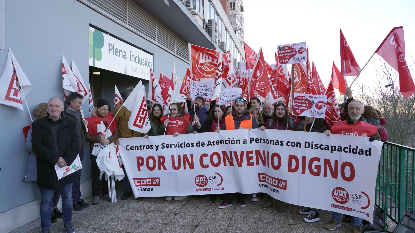 UGT y CCOO se concentran como protesta por el bloqueo de la negociación del convenio colectivo de trabajadores de atención a la discapacidad