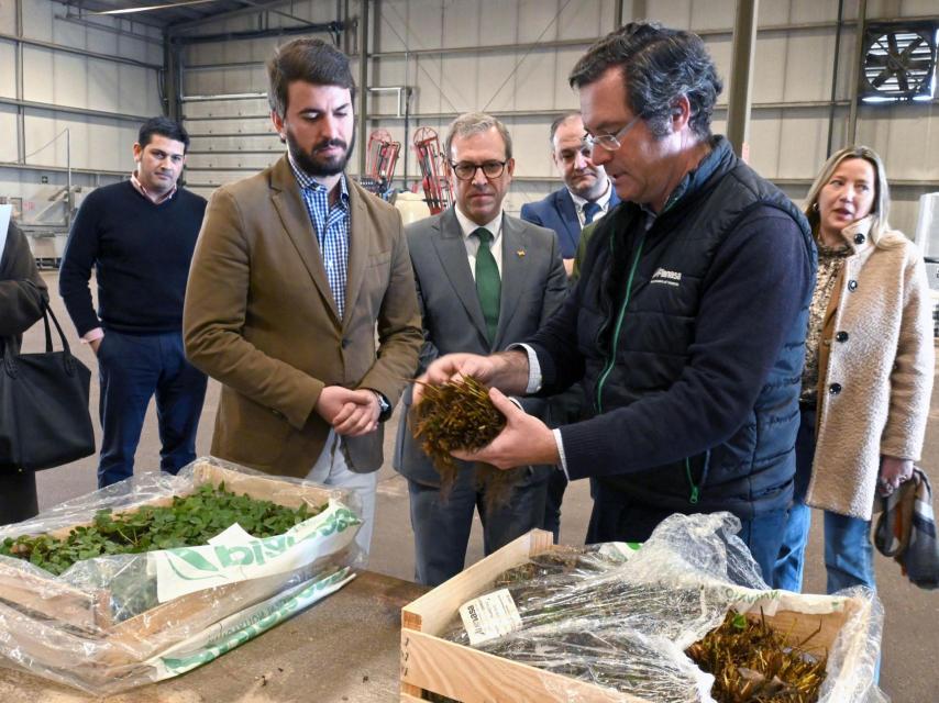 Gallardo y Veganzones en su visita a Planasa