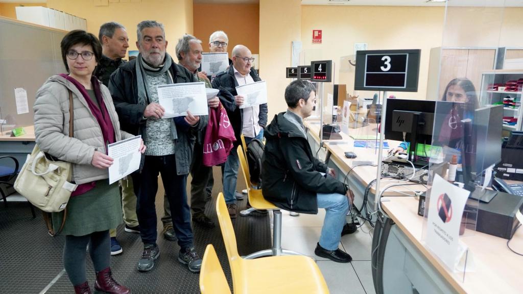 Representantes de los diferentes colectivos y plataformas implicadas en el proceso de reivindicación de la inclusión de la Ruta Ferroviaria Plasencia-Astorga en la Red Básica Ampliada de la RTT de la UE registran la misma carta dirigida a las presidencias de las comunidades autónomas por las que atraviesa