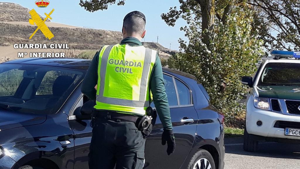 La Guardia Civil interceptando a los tres hombres que circulaban en sentido contrario