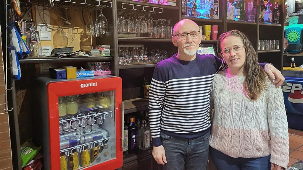 Diana y su padre en el interior del Bar Sala San Francisco