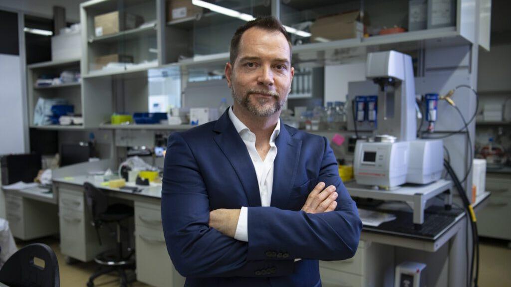 Samuel Sánchez en su laboratorio en el Instituto de Bioingeniería de Cataluña.