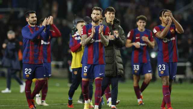 Los jugadores del FC Barcelona aplauden a la afición culé