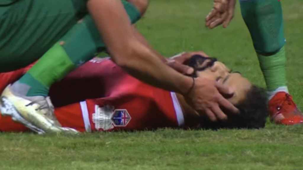 El futbolista Ahmed Refaat se desploma en un partido y su estado es crítico