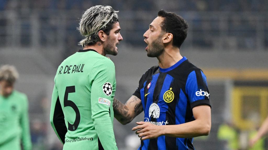 Rodrigo de Paul y Hakan Calhanoglu, en el Inter - Atlético de Madrid de Champions League