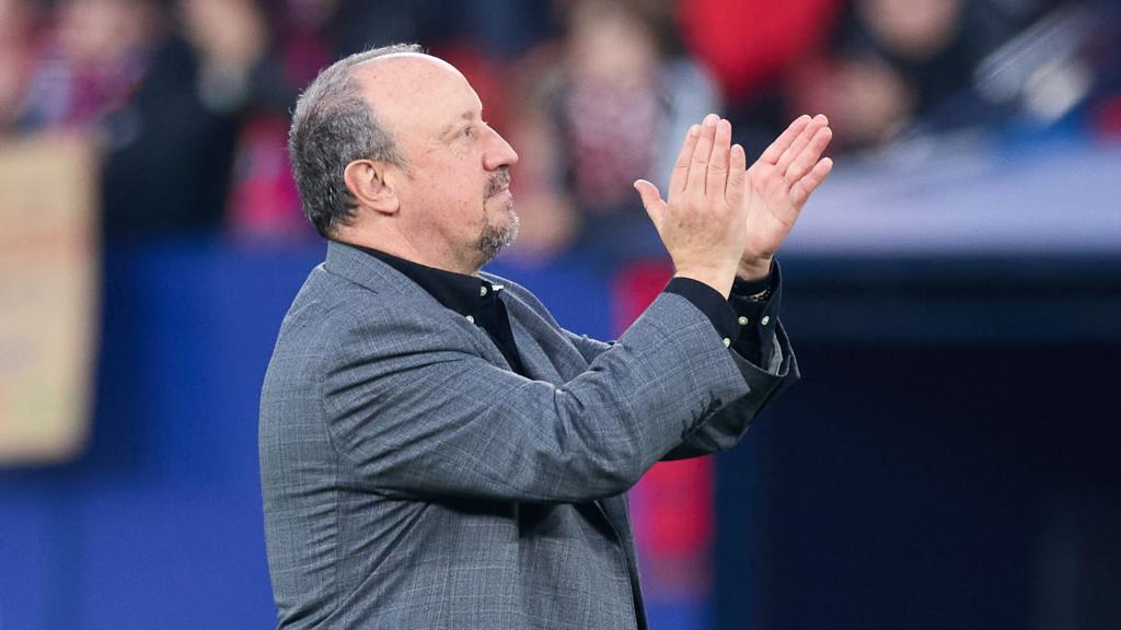Rafa Benítez saluda a la afición durante un partido del Celta.