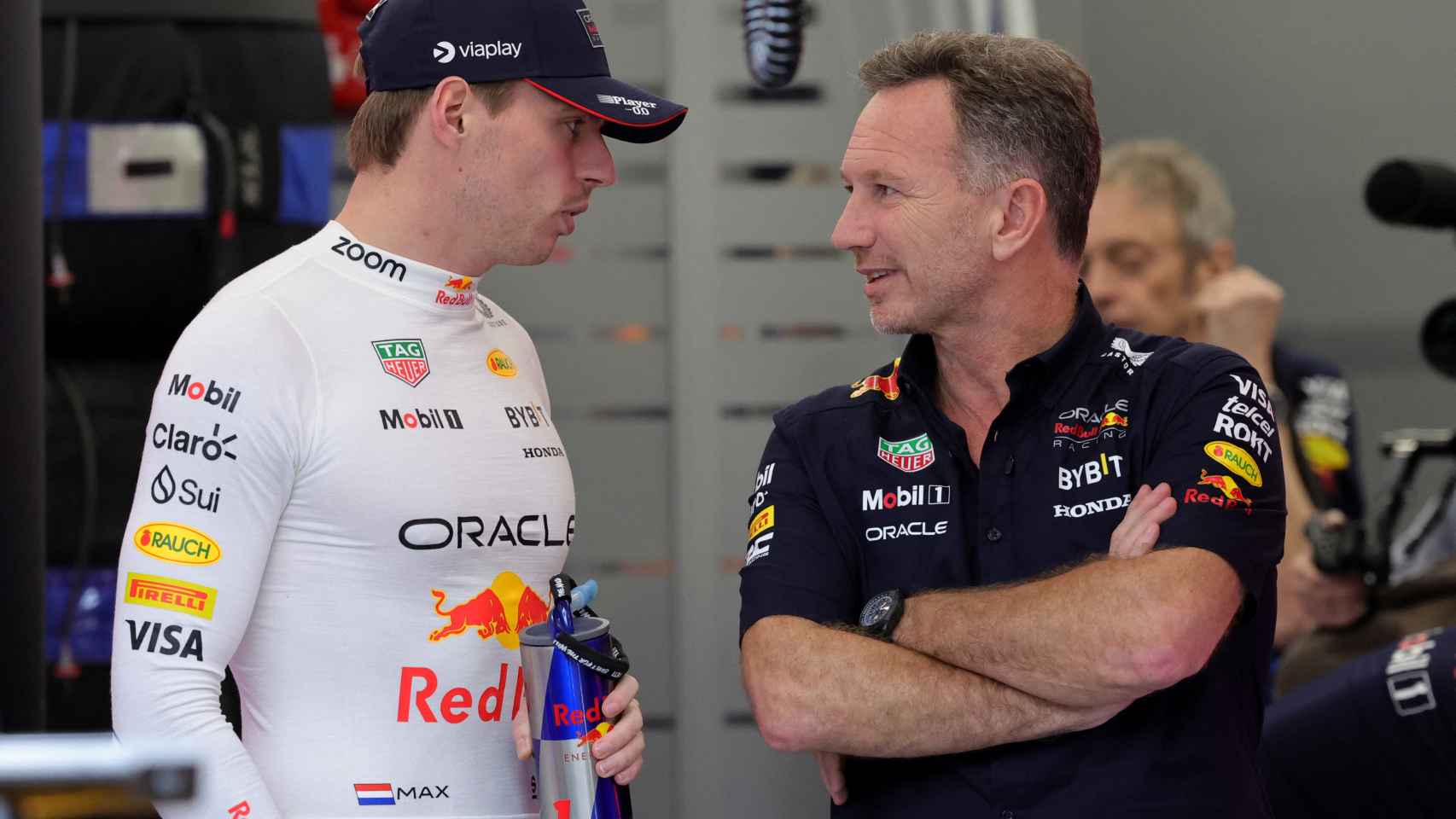 Christian Horner dialoga con Max Verstappen en el GP de Arabia Saudí.