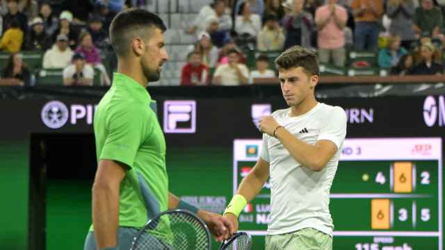 Novak Djokovic y Luca Nardi, durante su partido en Indian Wells 2024