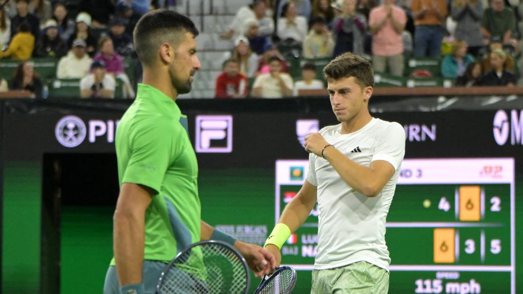 Novak Djokovic y Luca Nardi, durante su partido en Indian Wells 2024