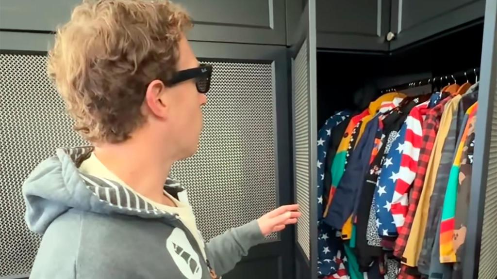 Mark Zuckerberg, CEO de Meta, usando las gafas de realidad aumentada