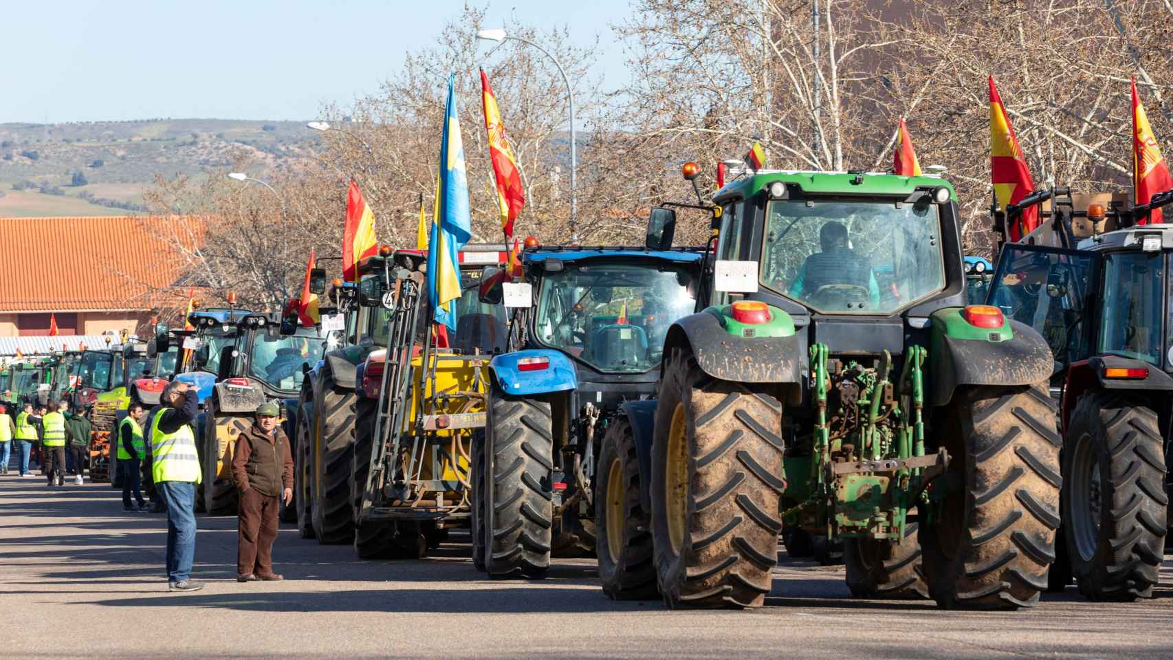 Tractores junto a la Consejería de Desarrollo Sostenible. Foto: Javier Longobardo