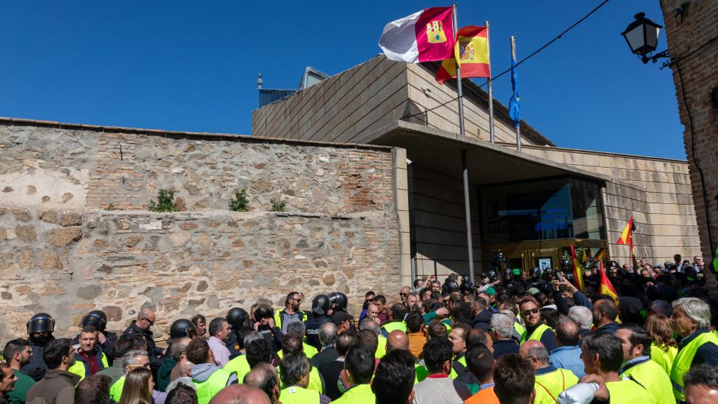 Agricultores frente a la Consejería de Agricultura de Castilla-La Mancha. Foto: Javier Longobardo.