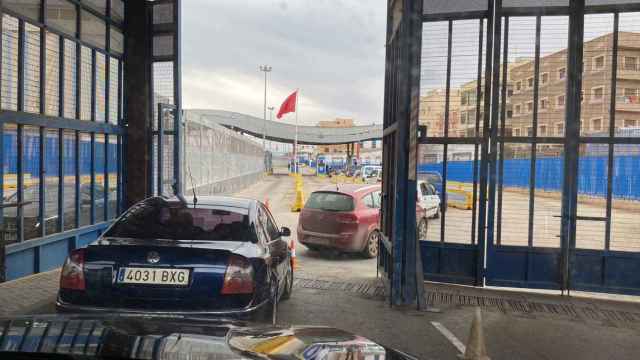 Colas de coches en la frontera de Melilla a la espera de que se les dé paso para entrar en Marruecos.