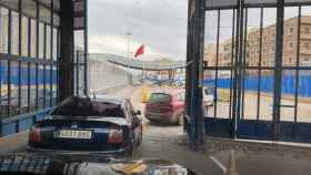 Colas de coches en la frontera de Melilla a la espera de que se les dé paso para entrar en Marruecos.
