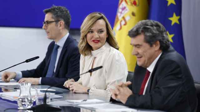 Pilar Alegría, portavoz del Gobierno, entre los ministros Félix Bolaños y José Luis Escrivá, este martes en Moncloa.