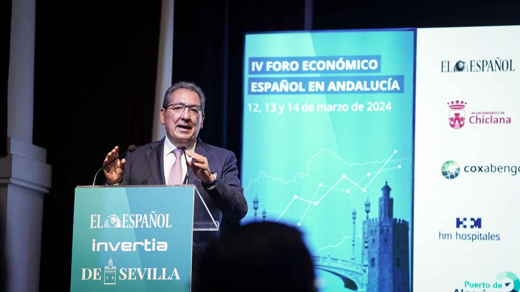 El presidente de la fundación Cajasol, Antonio Pulido, durante la inauguración del IV foro económico español.