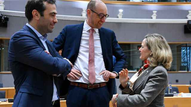 El ministro de Economía, Carlos Cuerpo, conversa con su antecesora y ahora presidenta del BEI, Nadia Calviño, durante el Ecofin de este martes en Bruselas