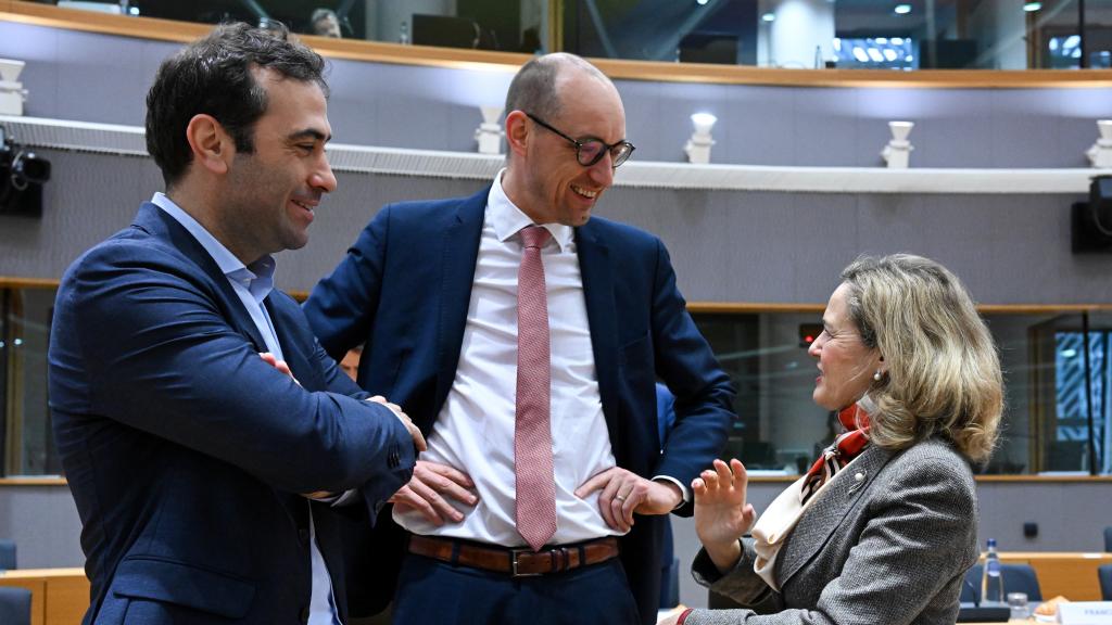El ministro de Economía, Carlos Cuerpo, conversa con su antecesora y ahora presidenta del BEI, Nadia Calviño, durante el Ecofin de este martes en Bruselas