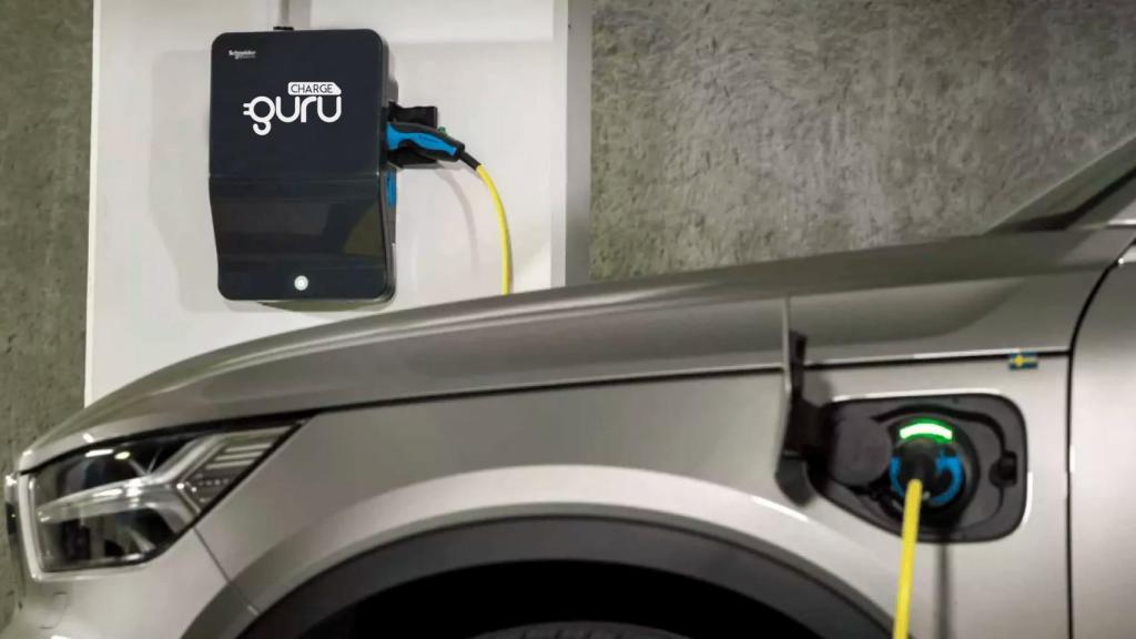 Punto de recarga Zeplug, de ChargeGuru, para vehículos eléctricos.