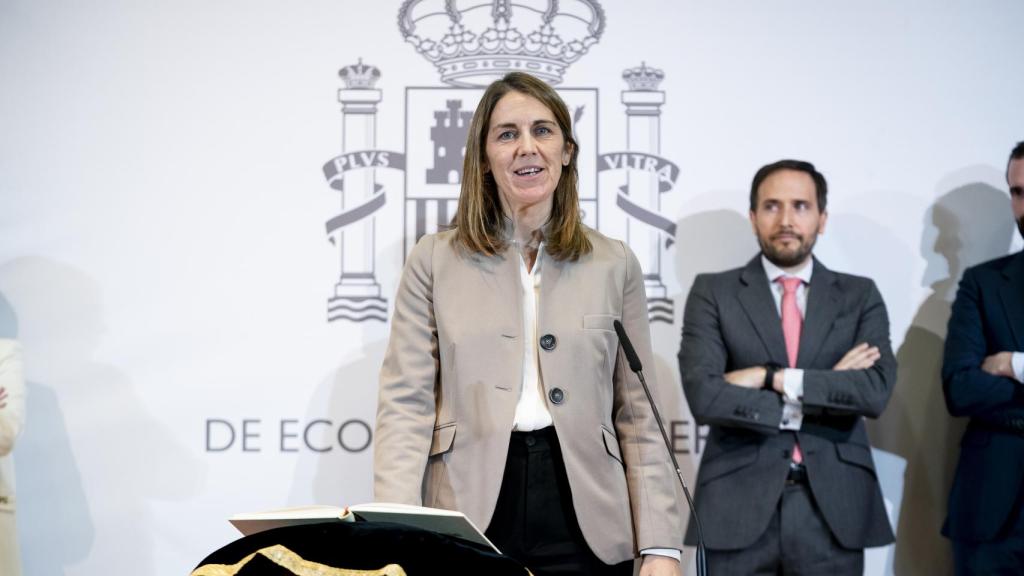 Paula Conthe (c) toma su cargo como secretaria general del Tesoro y Financiación Internacional.