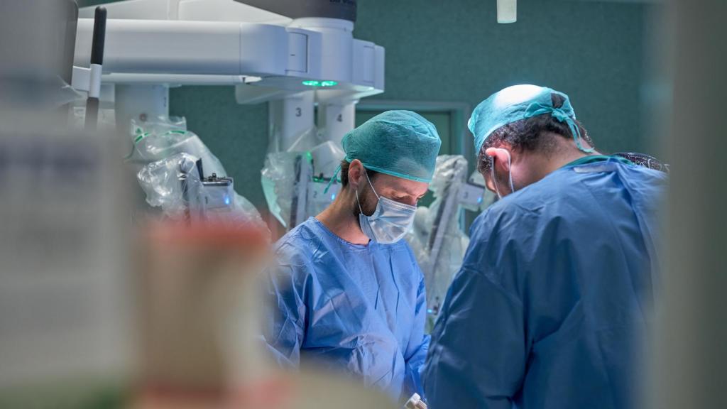 Dos profesionales sanitarios.