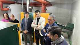El presidente de la Diputación de Málaga, Francisco Salado, visita en Guaro la instalación de calderas que se ha llevado a cabo para la calefacción del CEIP Los Almendros y del edificio de usos múltiples.